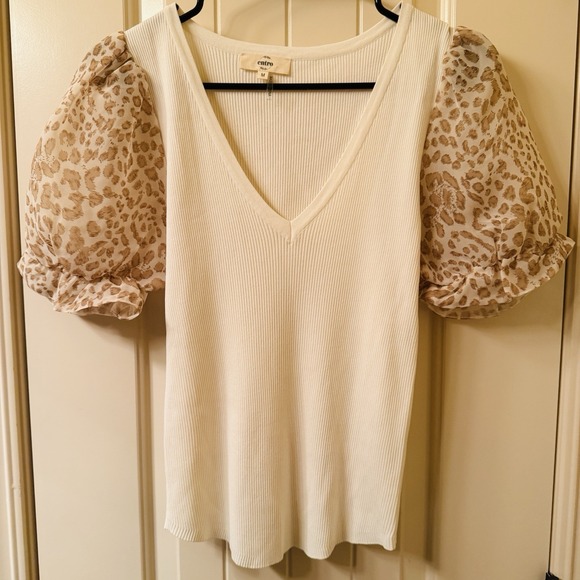 entro Tops - Entro Ivory Ribbed Knit Leopard Puff Sleeve V-Neck Top Animal Print M